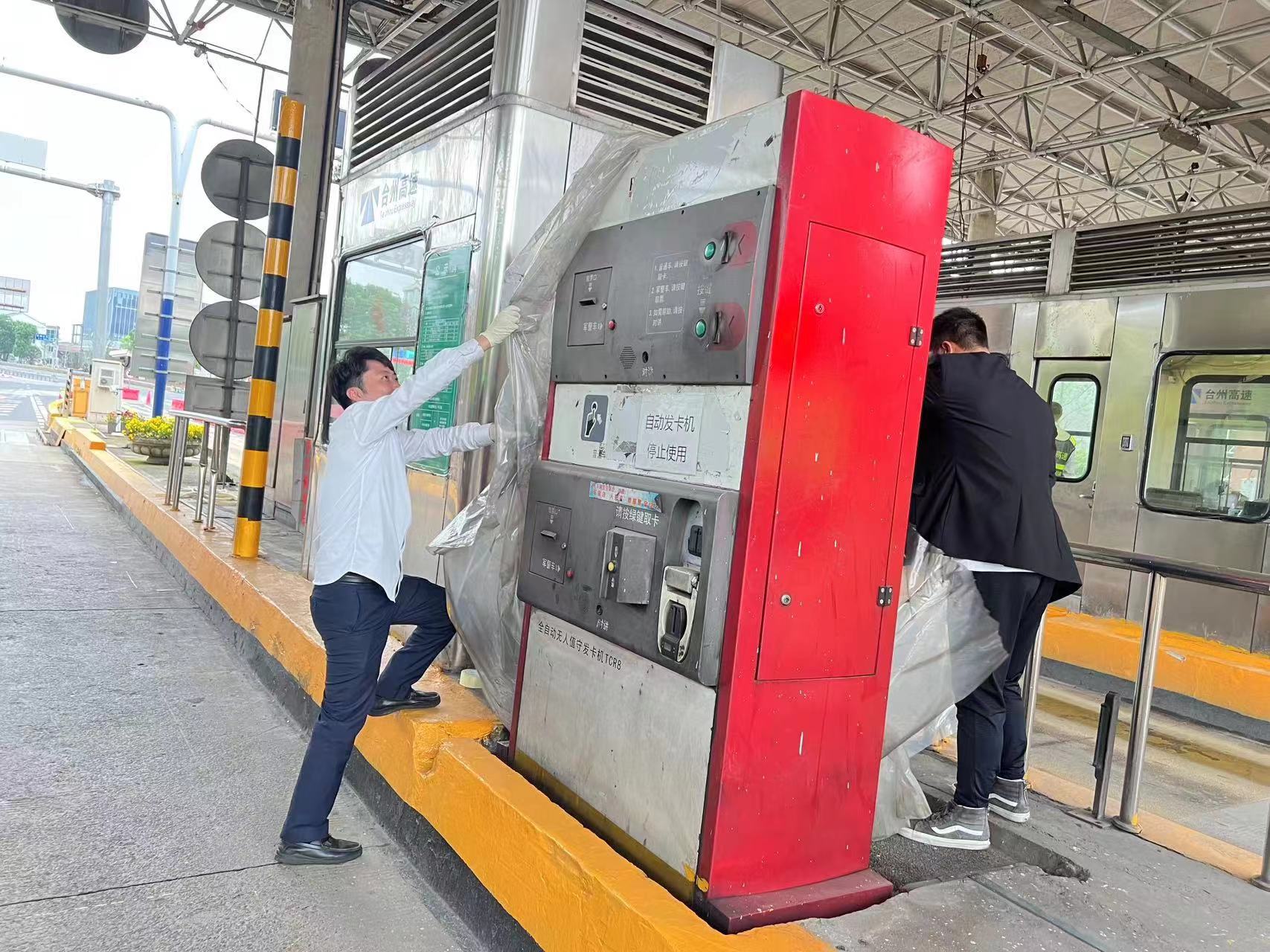 20230511 圖為車道打掃現(xiàn)場 王蓉萍攝 (2).jpg